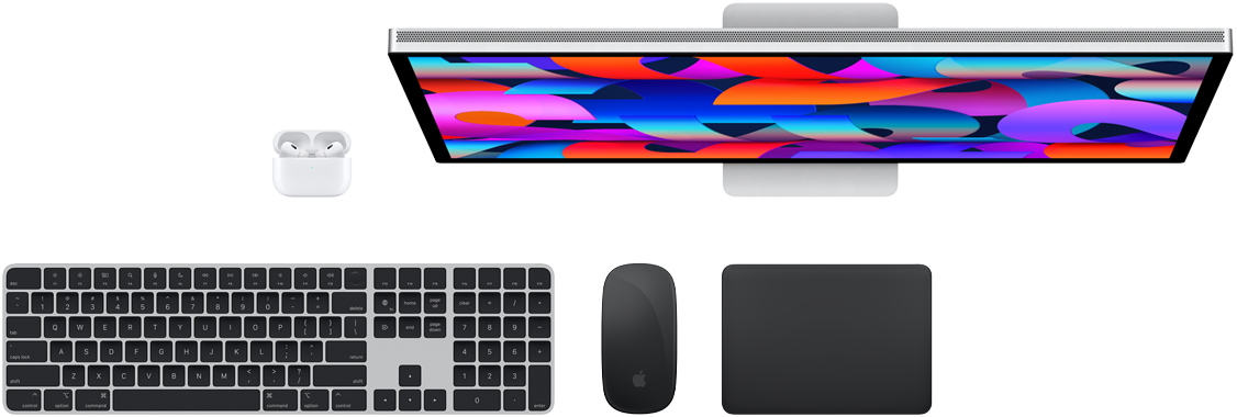 لقطة علوية تعرض اكسسوارات Mac:‏ لوحة مفاتيح ماجيك وماجيك ماوس ولوحة تعقب ماجيك وAirPods وكابلات ثندربولت
