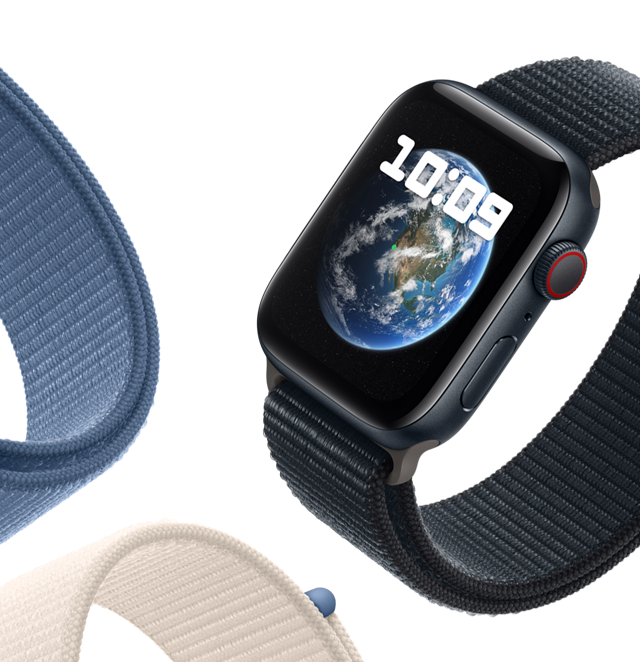ساعة Apple Watch SE مع حزام Loop رياضي تعرض خلفية الفلك حيث يظهر كوكب الأرض.
