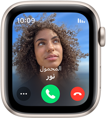 ساعة Apple Watch SE تعرض مكالمة واردة مصحوبة بصورة المتصل واسمه.
